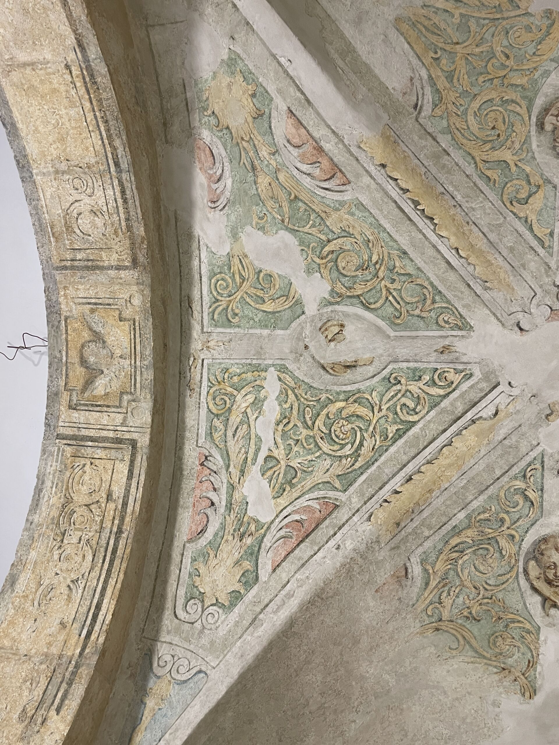 Après retouche des peintures Dégagement des décors muraux